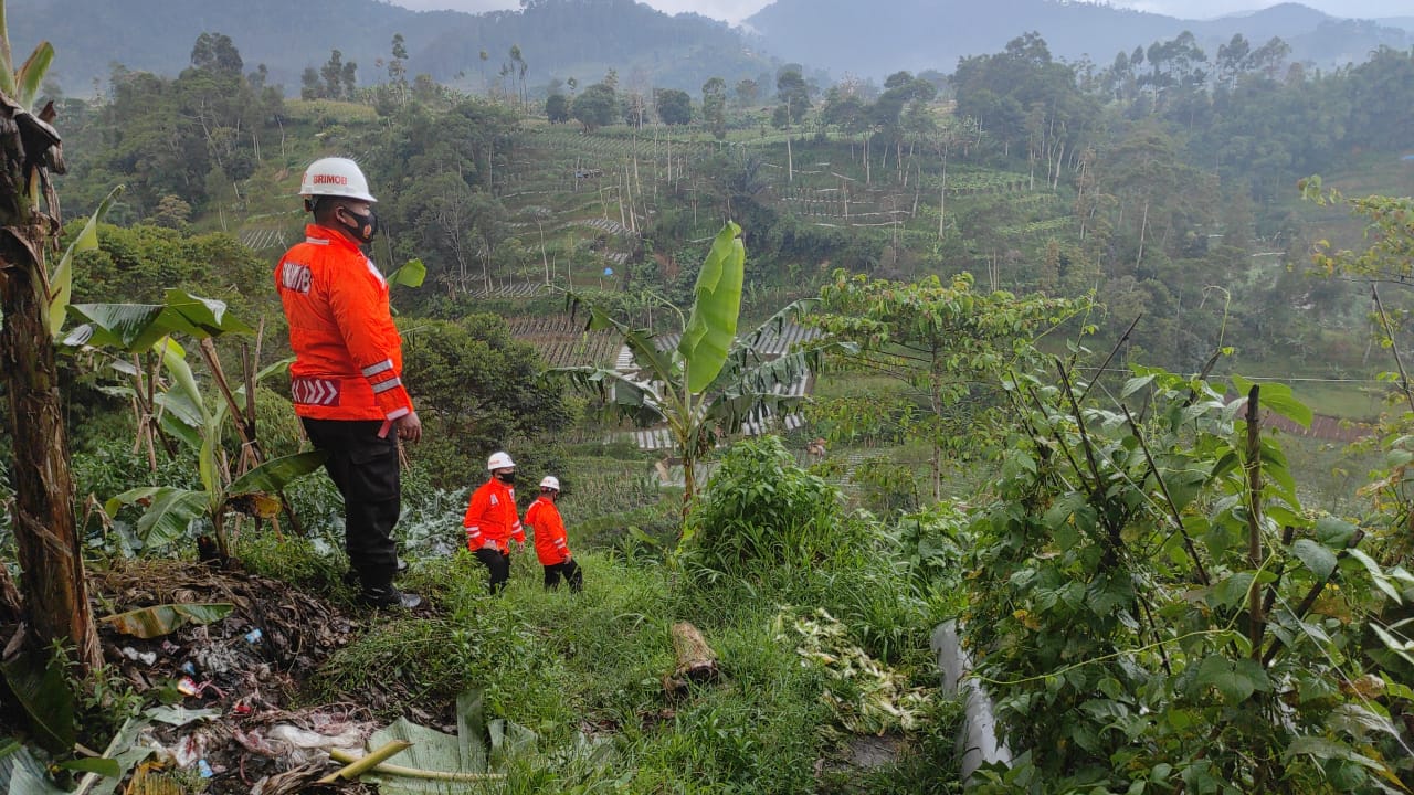 Patroli SAR Brimob Polda Jabar Cek Tebing Rawan Longsor Desa Cikawari Dimasa Cuaca Ekstrim