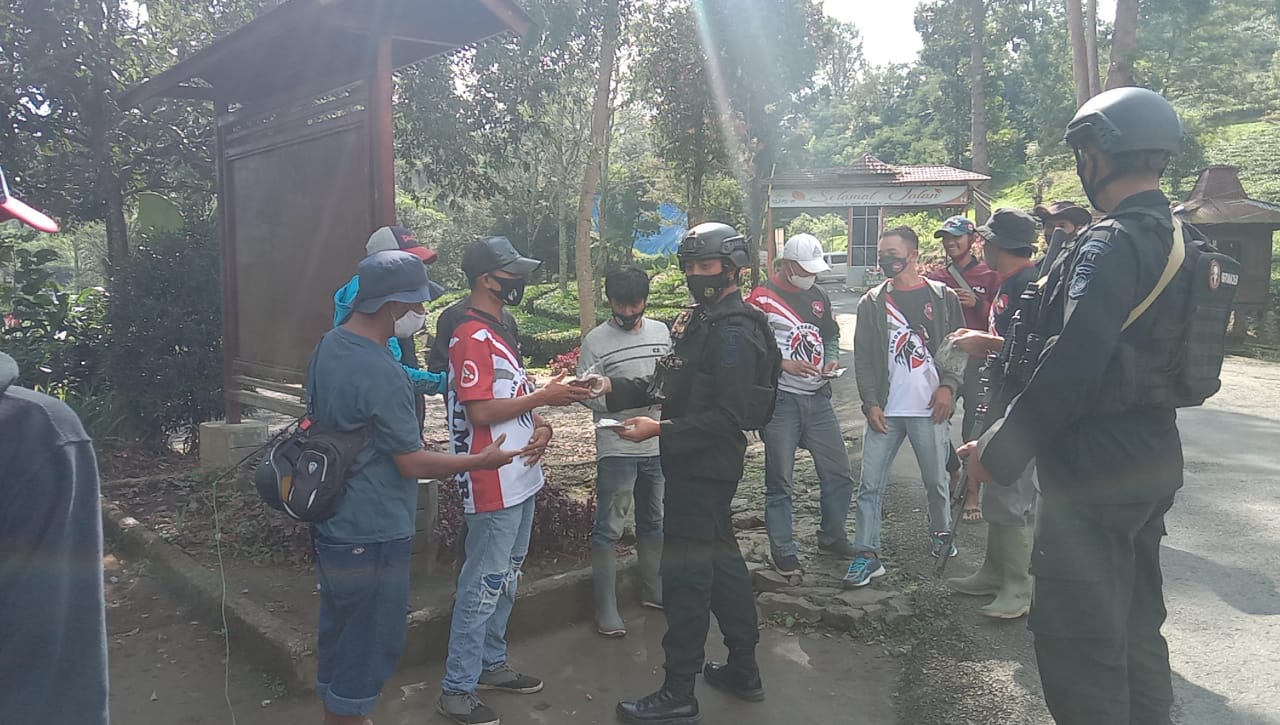 Anggota Brimob Jabar Laksanakan Edukasi Himbauan Prokes Di Pusat Keramaian Wisata Puncak