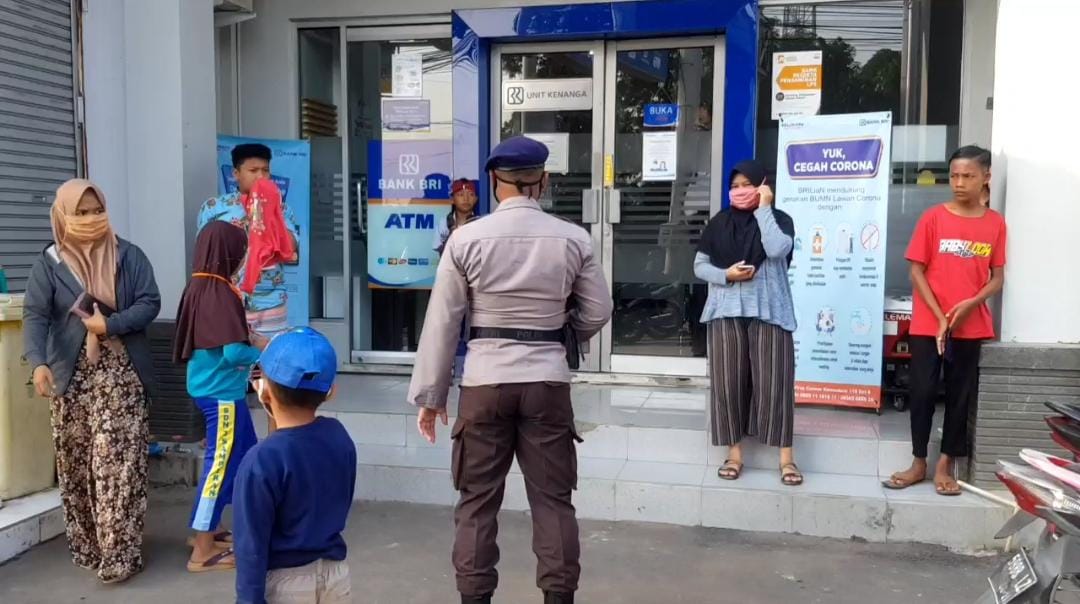 Brimob Jabar Sosialisasikan Kebijakan Pemerintah Tentang PPKM Kepada Warga Talun
