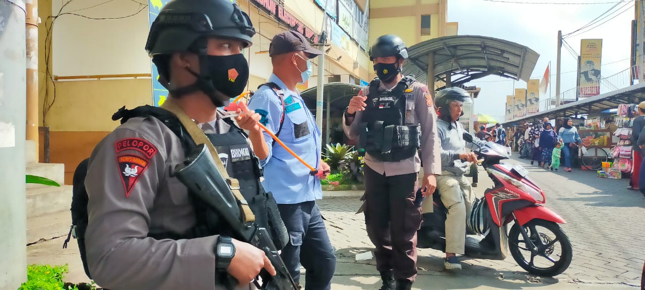 Pasar Cipanas Jadi Sasaran Patroli Anggota Brimob Jabar Dalam Penerapan Prokes