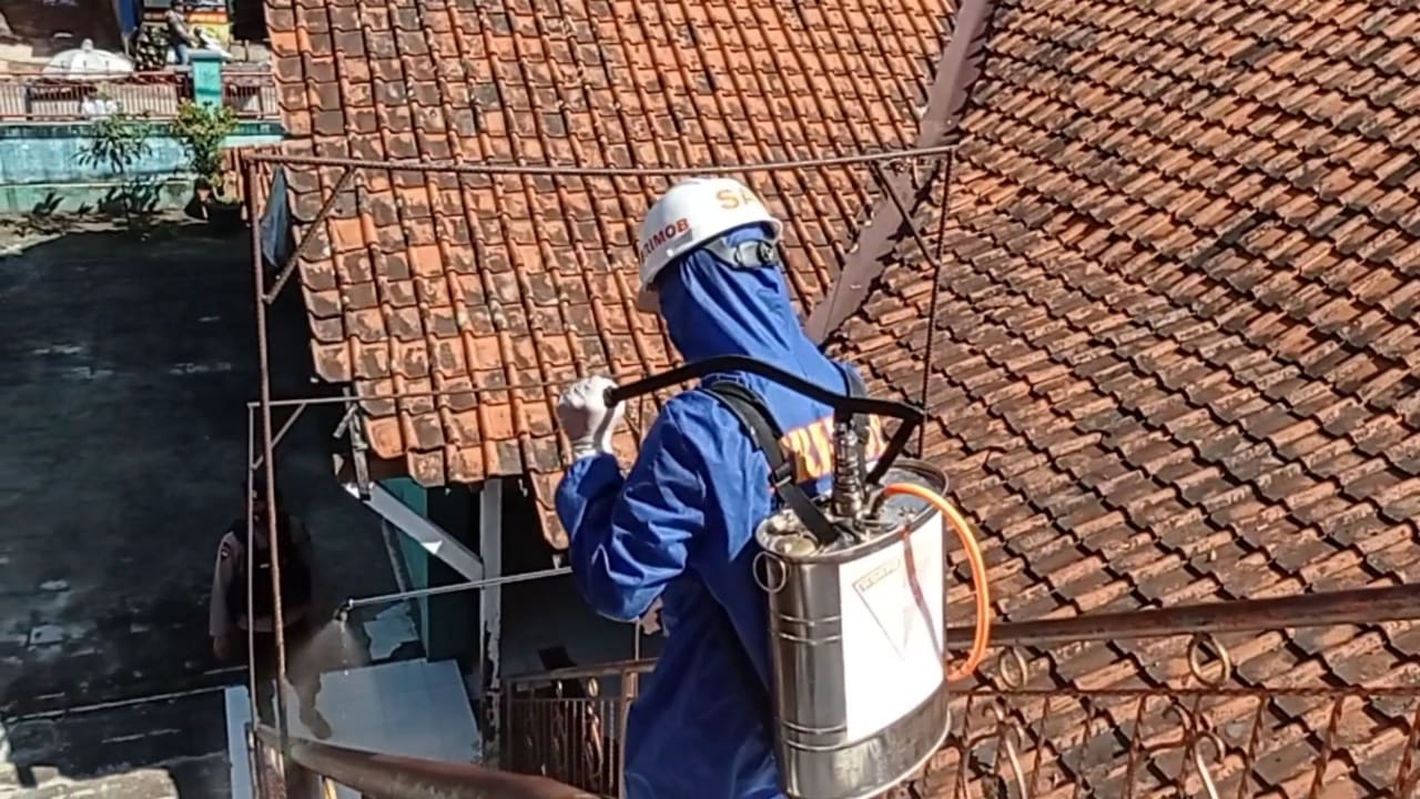 Brimob Jabar Lakukan Penyemprotan Disinfektan Cegah Penyebaran Virus Covid-19 di SDN Sayang