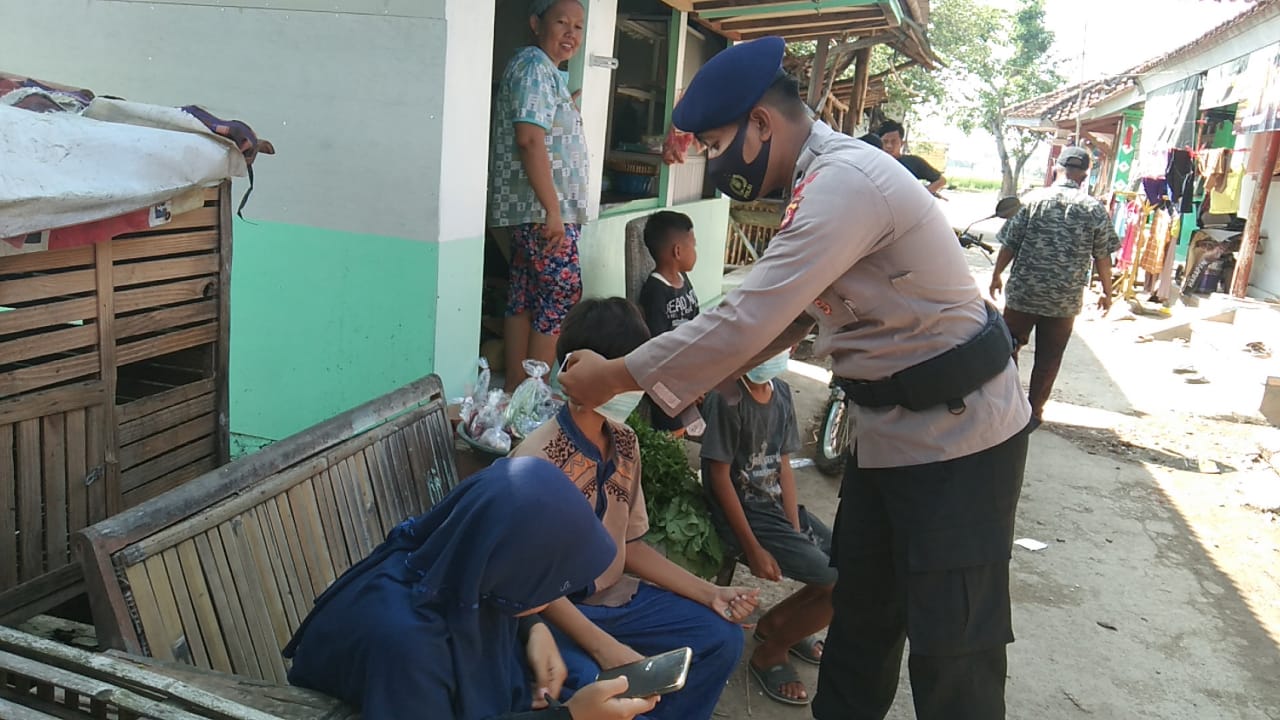 Brimob Jabar Sambangi Warga Gempol Edukasikan Pencegahan Covid-19
