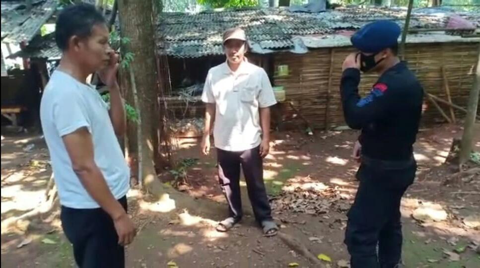 Anggota Brimob Jabar Sambangi Warga Desa Cilodong serta Membekali Pesan Protokol Kesehatan