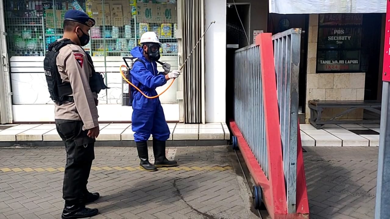Penyemprotan Disinfektan Untuk Menghentikan Penyebaran Virus Covid-19