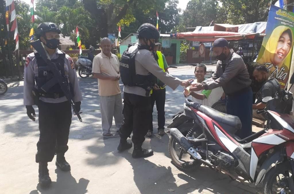 Peduli Warga Di Tengah Pandemi, Brimob Jabar Semprotkan Antiseptik Cegah Covid 19