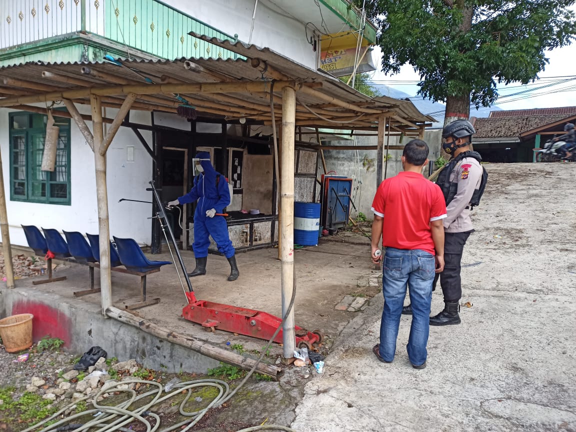 Guna Tekan Penyebaran Covid 19 Anggota Brimob Jabar Semprotkan Disinfektan Di Pangkalan Transportasi Masyarakat