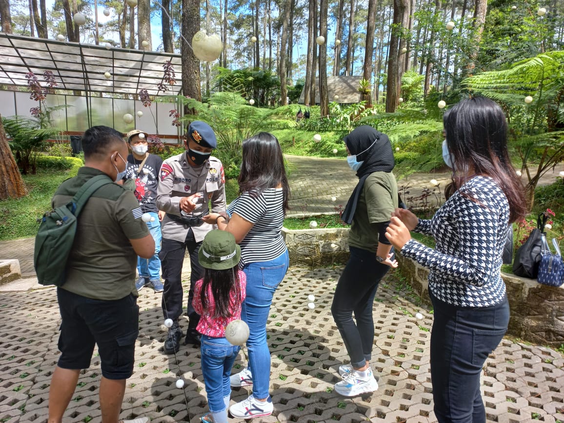 Brimob Jabar Pastikan Wisatawan Wilayah Lembang Patuhi Protokol Kesehatan