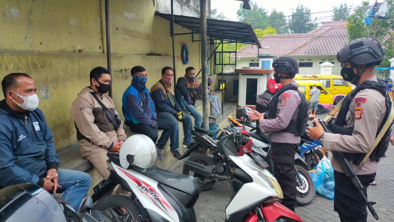 Tim Patroli Brimob Polda Jabar Edukasi Driver Ojeg Pangkalan Untuk Patuhi Protokol Kesehatan