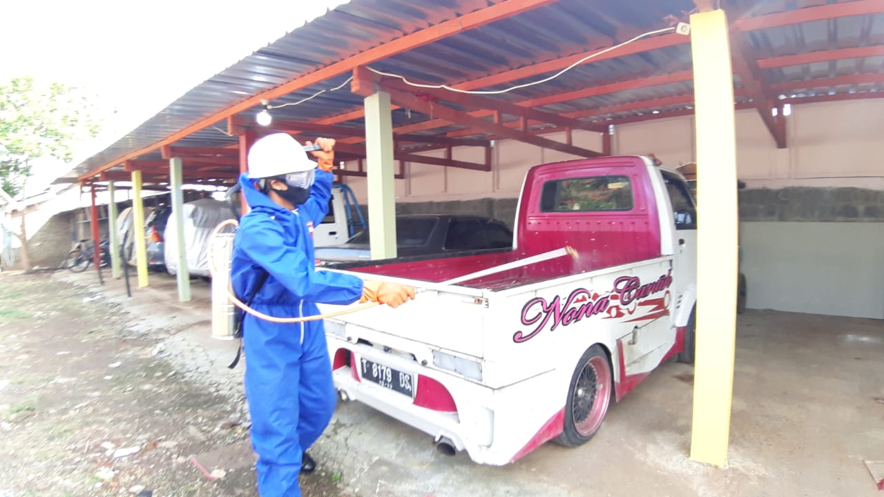 Cegah Penyebaran Covid-19, Brimob Jabar Semprotkan Disinfektan Di Lingkungan Parkiran Rancaekek