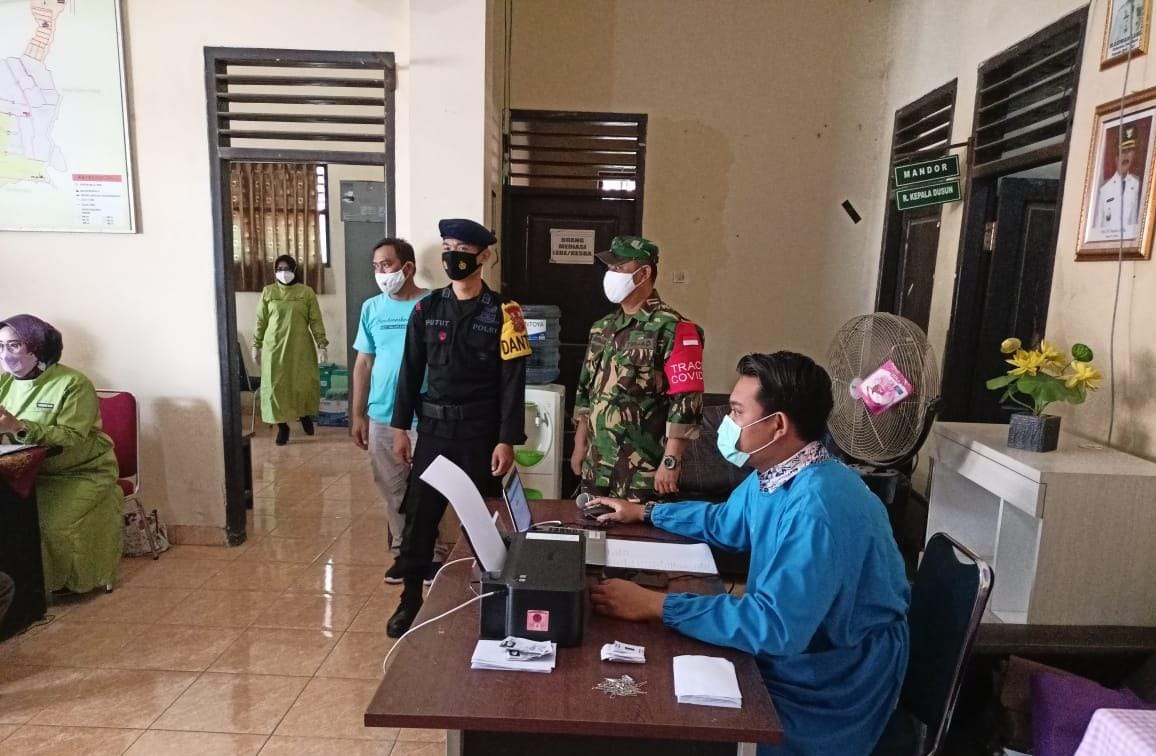 Brimob Jabar Patroli Harkamtibmas, Berikan Pesan-pesan Kamtibmas Di Balai Desa Wanasaba Kidul