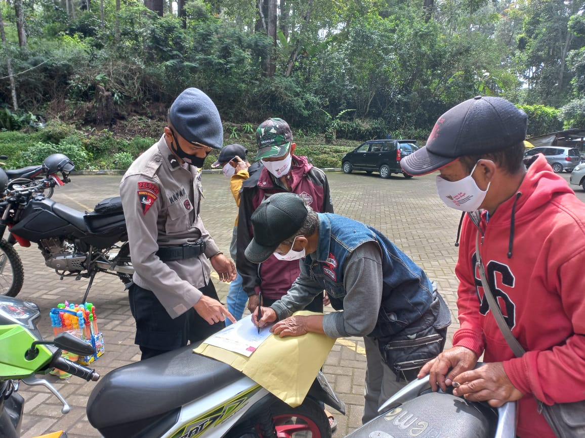 Brimob Jabar Bagikan Masker Di Pedesaan Agar Tidak Terkena Covid-19