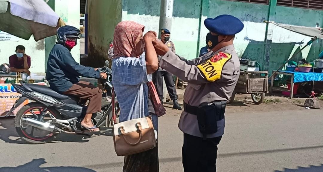 Guna Mencegah Penyebaran COVID-19 Brimob Jabar Bagikan Masker Gratis di Lingkungan Pasar
