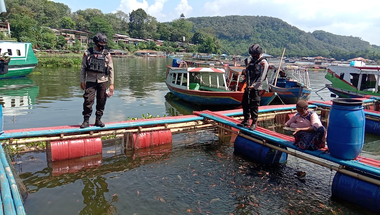Bantu Ekonomi Warga Dimasa Pandemi Covid-19 Anggota Brimob Jabar Budidaya Ikan Air Tawar