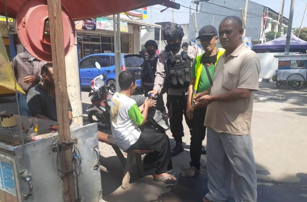 Edukasi Warga Terkait Covid 19, Brimob Jabar Himbau Untuk Selalu Gunakan Masker 
