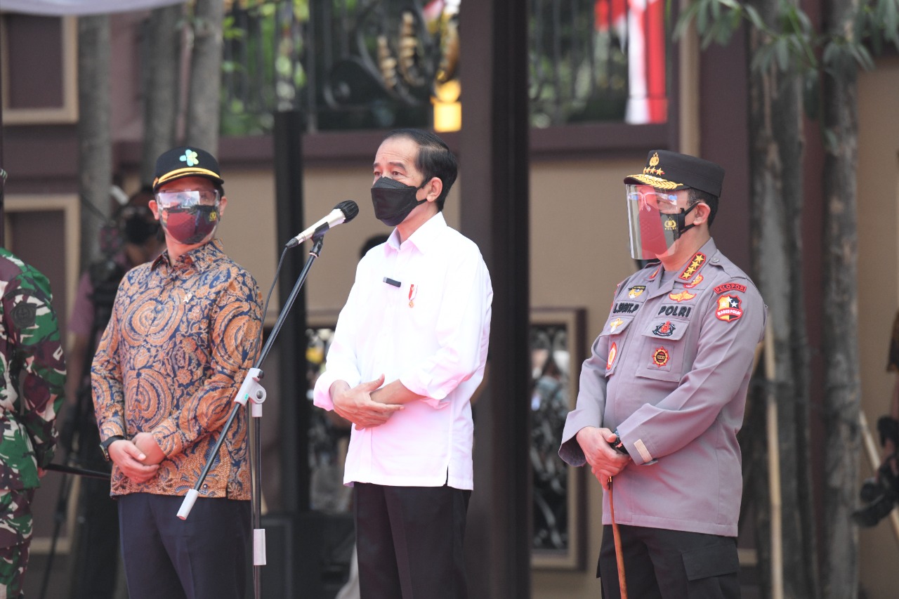 Presiden Jokowi Tinjau Vaksinasi Massal Jelang HUT Bhayangkara ke-75