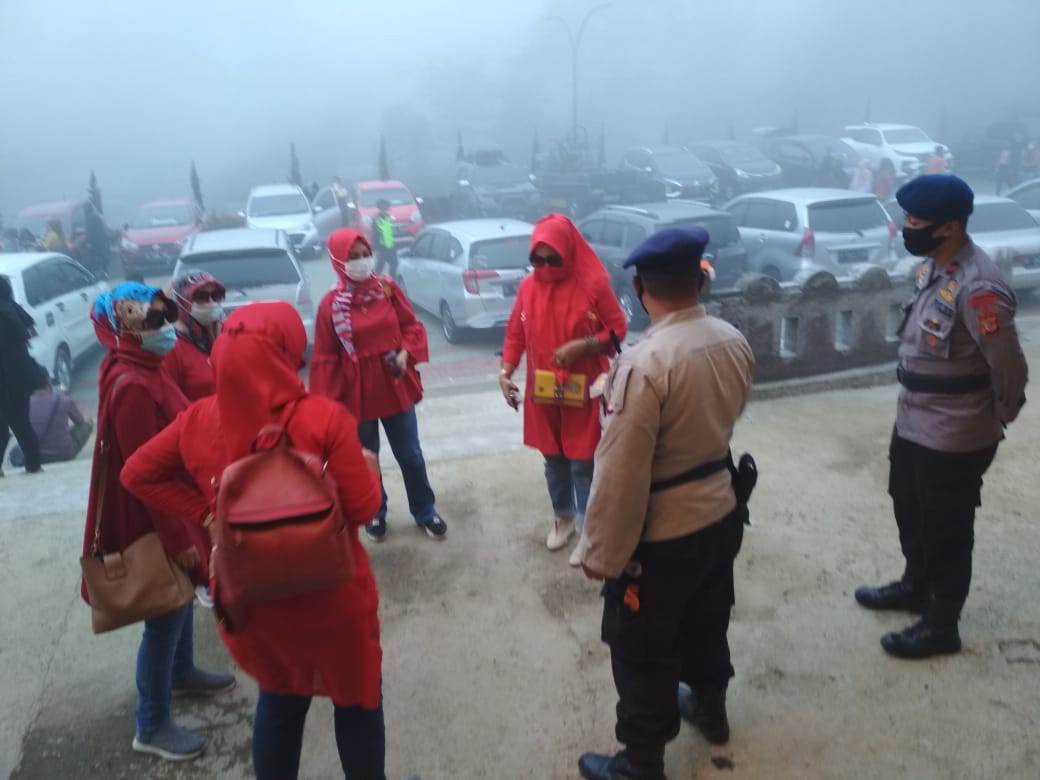 Brimob Jabar Himbau Masyarakat Sedang Berlibur Di Wilayah Lembang