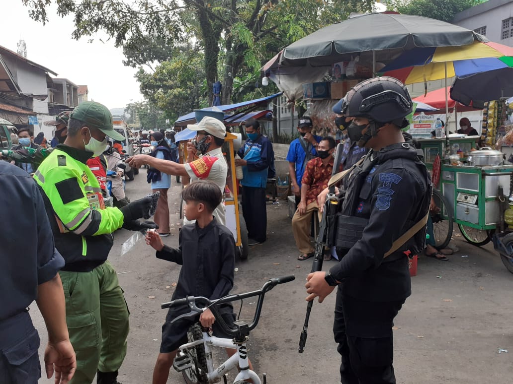 Brimob Jabar Bersama Tim Gabungan Satgas Covid-19 Gencarkan Razia Masker