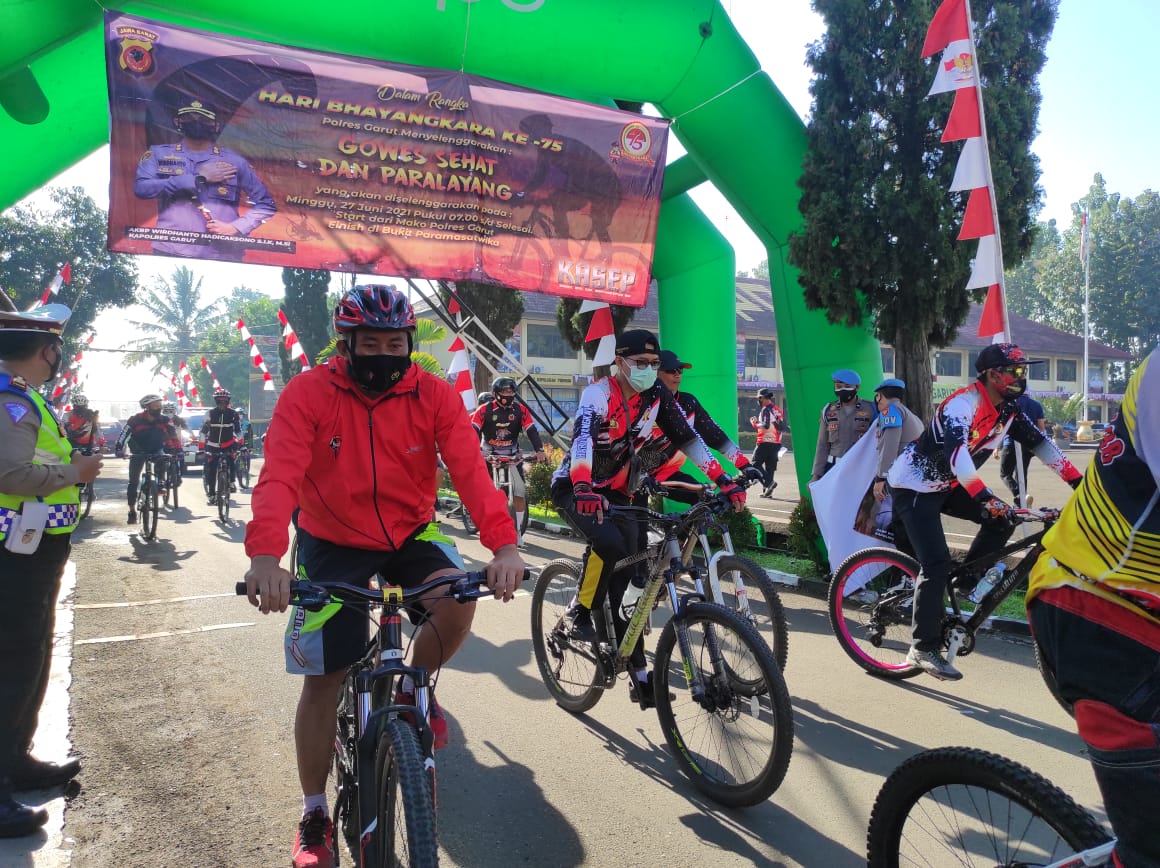 Brimob Jabar Gowes Bareng Polres Garut Dalam Rangka Hari Bhayangkara ke-75