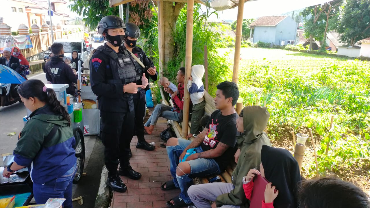 Anggota Brimob Jabar Ingatkan Kembali Masyarakat Terkait Protokol Kesehatan