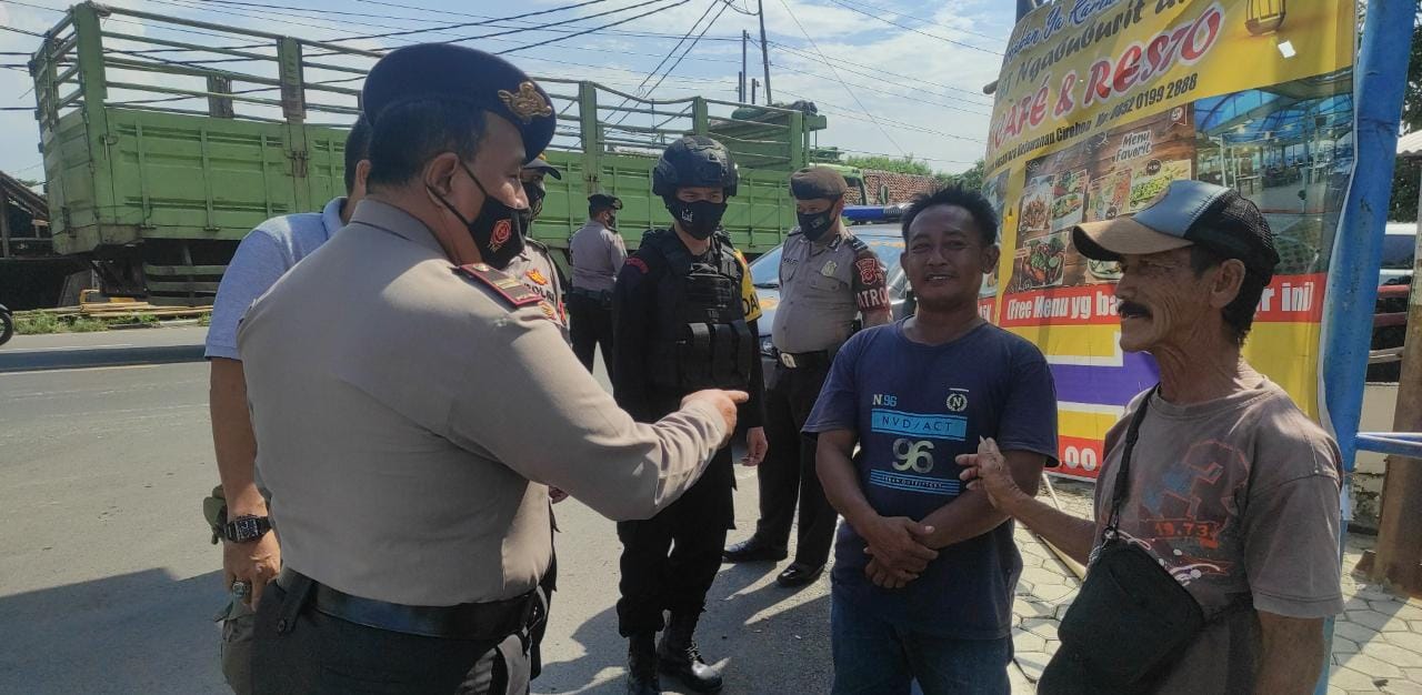 Brimob Jabar Pantau Kamtibmas Di Lingkungan Pantai Kejawanan Cirebon Kota