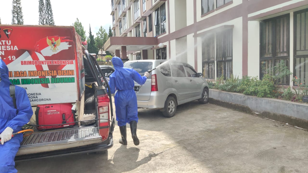 Cegah Penyebaran Covid-19 Semakin Meluas, Brimob Jabar Semprotkan Disinfektan Asrama