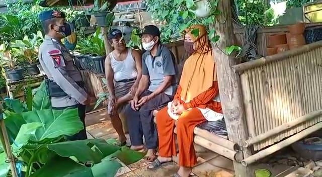 Patroli Dialogis Brimob Jabar, Ajak Warga Desa Cilodong Agar Tetap Pakai Masker Dimasa Pandemi Covid-19