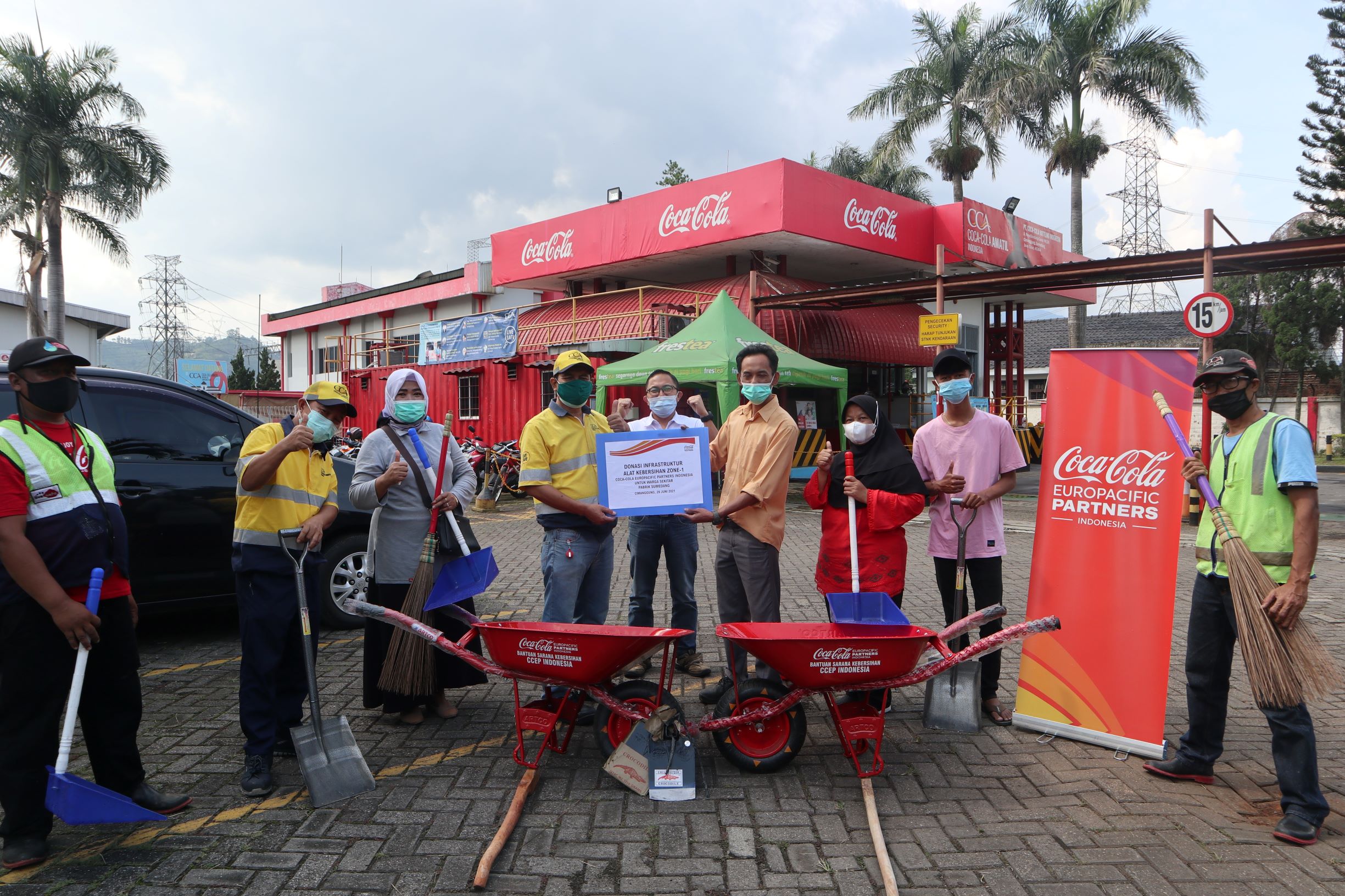 CCEP Indonesia Dukung Lingkungan Bersih Warga Sekitar Pabrik Desa Cihanjuang Kabupaten Sumedang