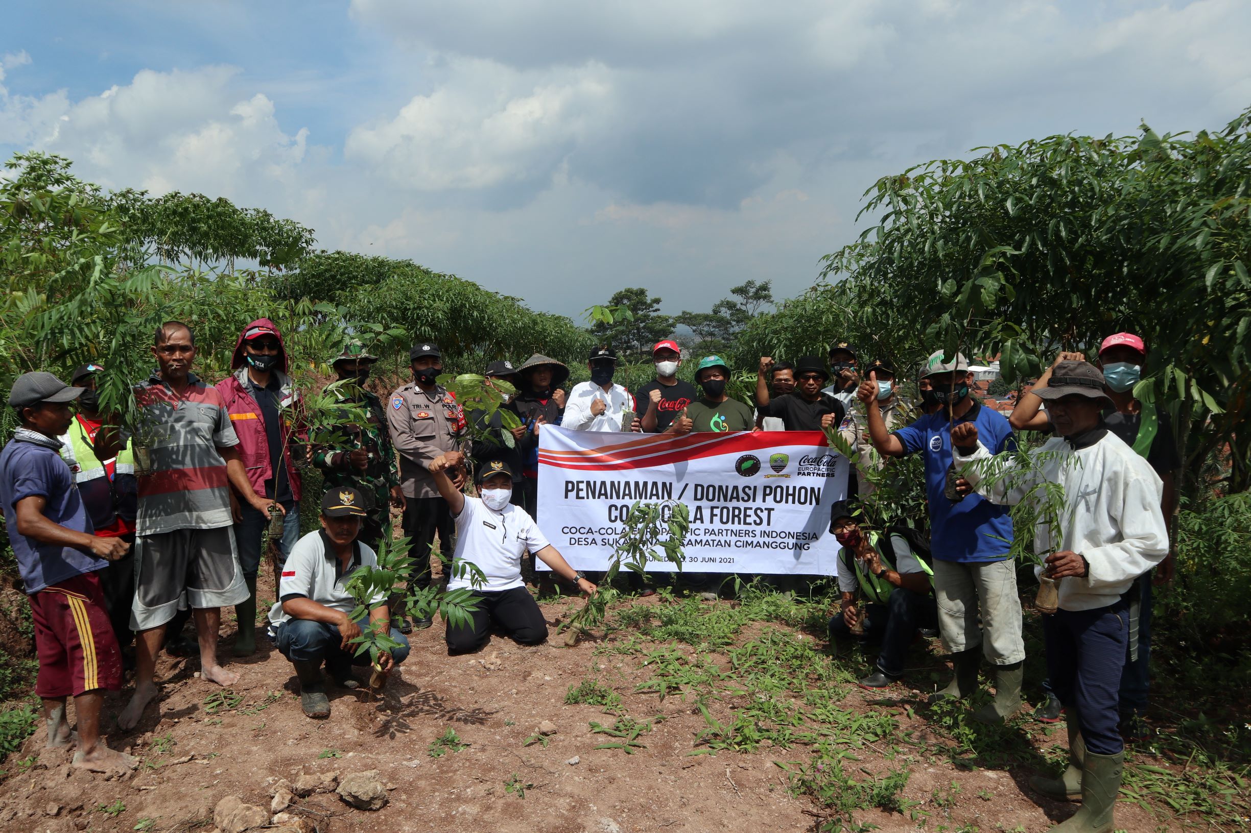 Coca-Cola Europacific Partners Indonesia Pabrik Sumedang Bersama Pemerintah Desa Sukadana Lakukan Penanaman 1,500 Bibit Pohon
