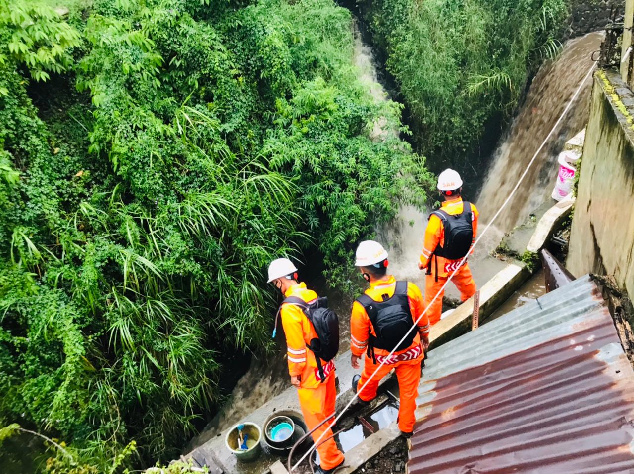 Tim Sar Brimob Polda Jabar Cek Debit Sungai Di Wilayah Gadog Antisipasi Bahaya Banjir
