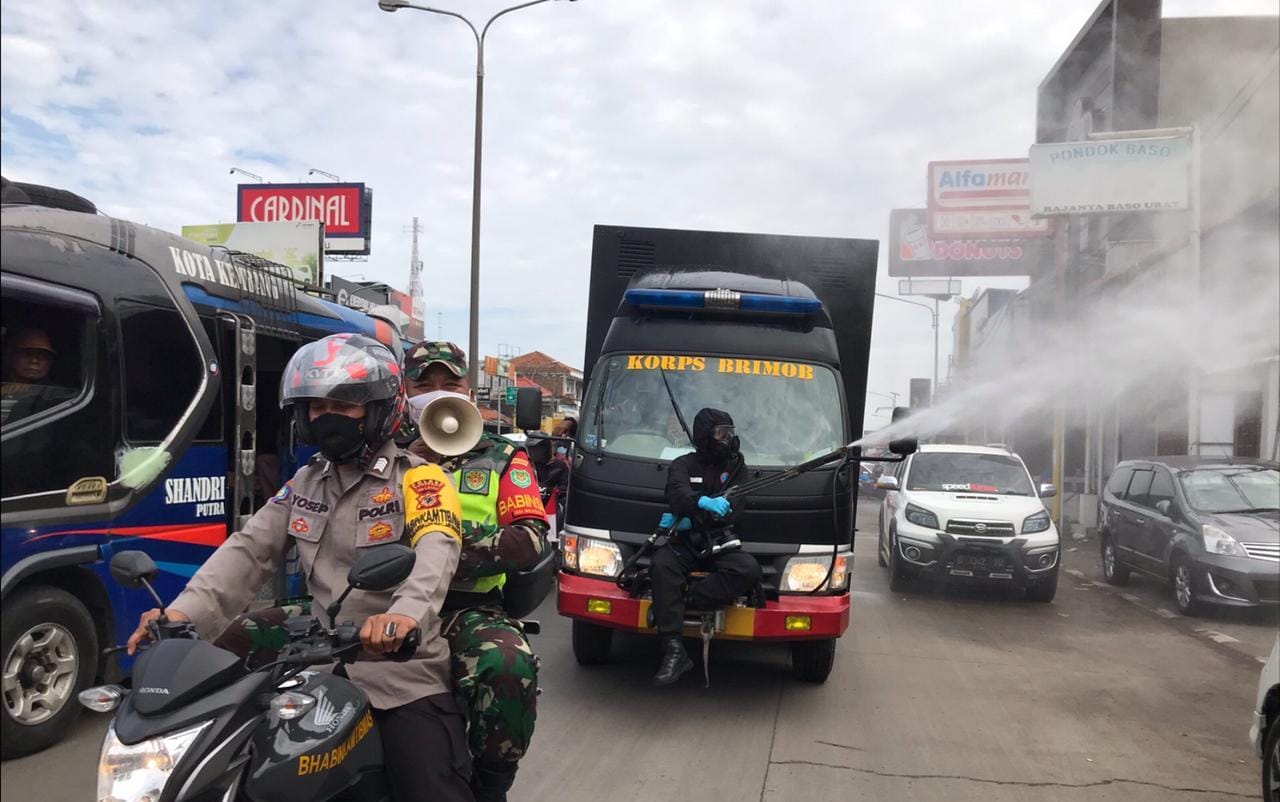 Peringati Hari Bhayangkara, Gegana Jabar Semprotkan Disinfektan Secara Masal