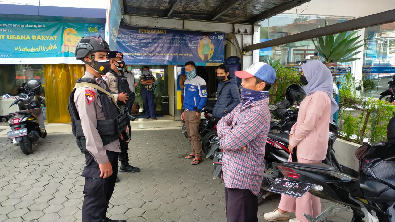Brimob Jabar Berikan Himbauan Prokes Kepada Warga Cipanas