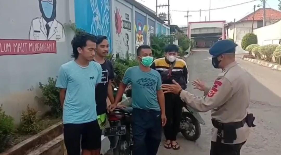 Patroli Sambang Dan Dialogis Brimob Jabar Sosialisasikan Pentingnya Disiplin Masker