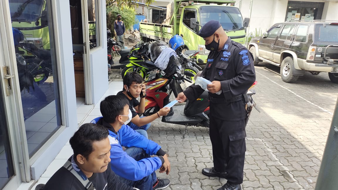 Cegah Covid-19 Semakin Menyebar, Brimob Jabar Berikan Masker Gratis Dan Himbauan Prokes