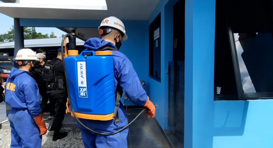 Brimob Jabar Laksanakan Penyemprotan Disinfektan di Pull Primajasa