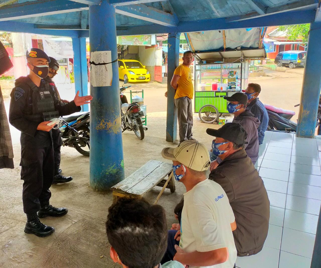 Patroli Brimob Jabar Ajak Warga Mande Patuhi Prokes