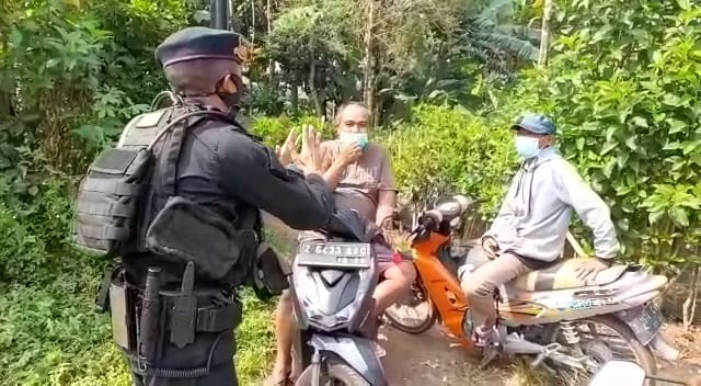 Brimob Jabar Tegakan Prokes, Ingatkan Warga Tetap Disiplin Gunakan Masker