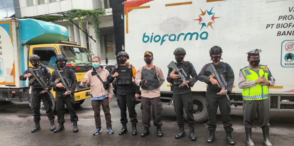 Brimob Polda Jabar Kawal Distribusi Vaksin Covid-19
