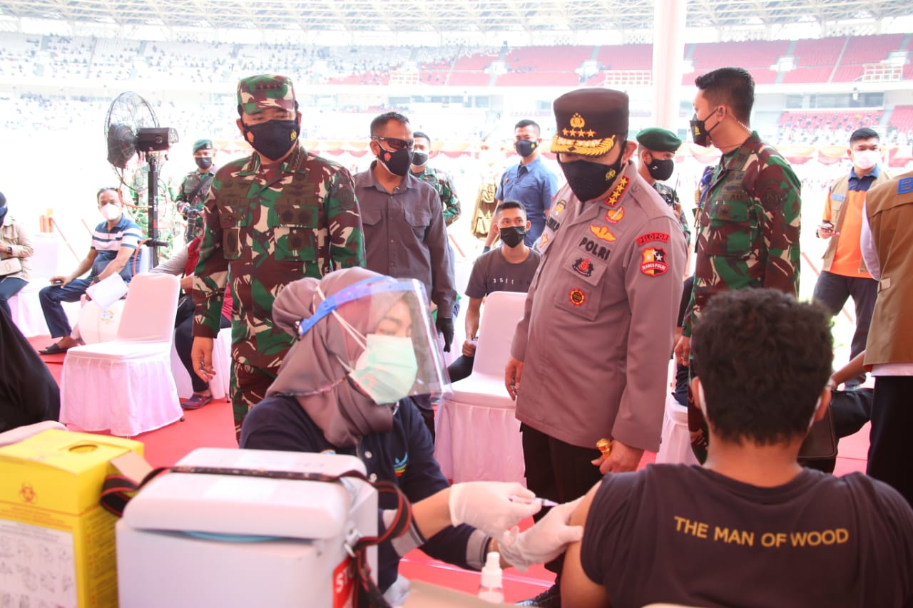 Panglima TNI dan Kapolri Tinjau Vaksinasi Massal di SUGBK
