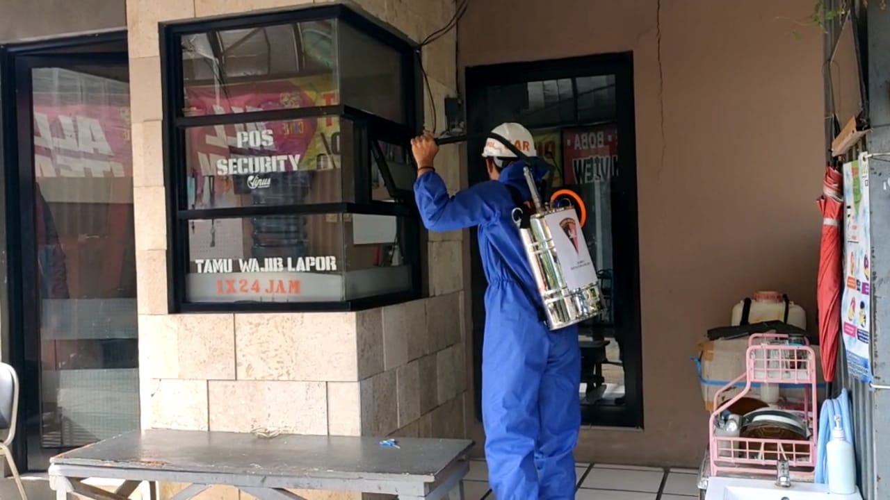 Kali Ini Perum Venus Jadi Sasaran Penyemprotan Disinfektan Anggota Brimob Jabar