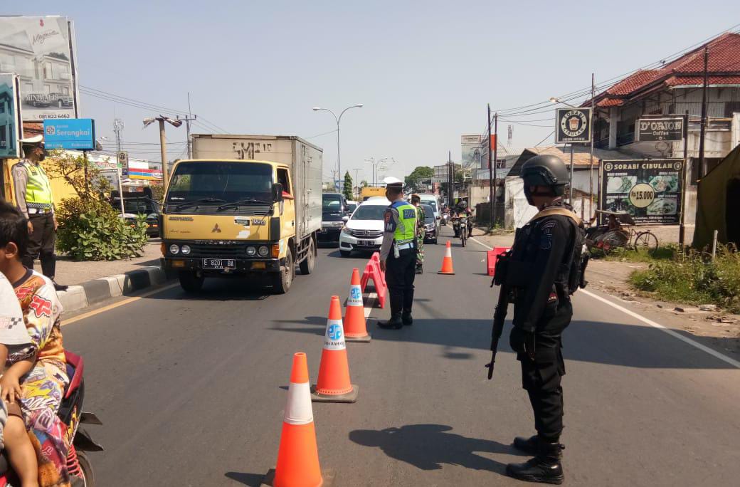 Penerapan PPKM Darurat Perketat Titik Masuk Kota Cirebon, Personil Brimob Jabar Pengamanan Di Perbatasan