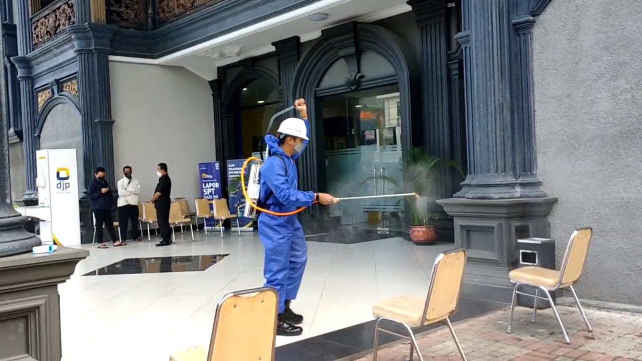 Brimob Jabar Semprotkan Disinfektan Ke Kantor Pajak Sumedang