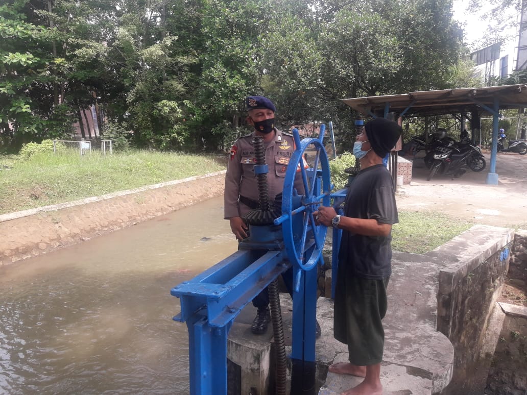 Antisipasi Bencana Banjir, Brimob Jabar Pantau Debit Air Sungai Cirebon Girang