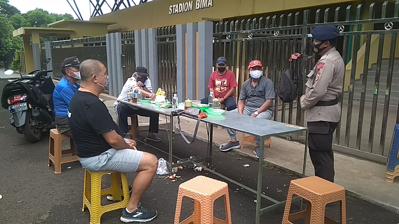 Patroli Kamtibmas Brimob Jabar Sosialisasikan Pentingnya Prokes