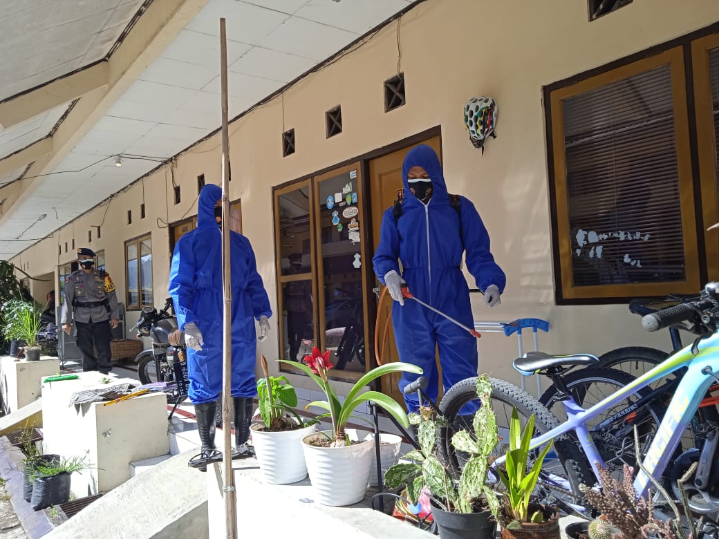Brimob Jabar Kembali Sterilkan Lingkungan Asrama Dengan Cairan Disinfektan