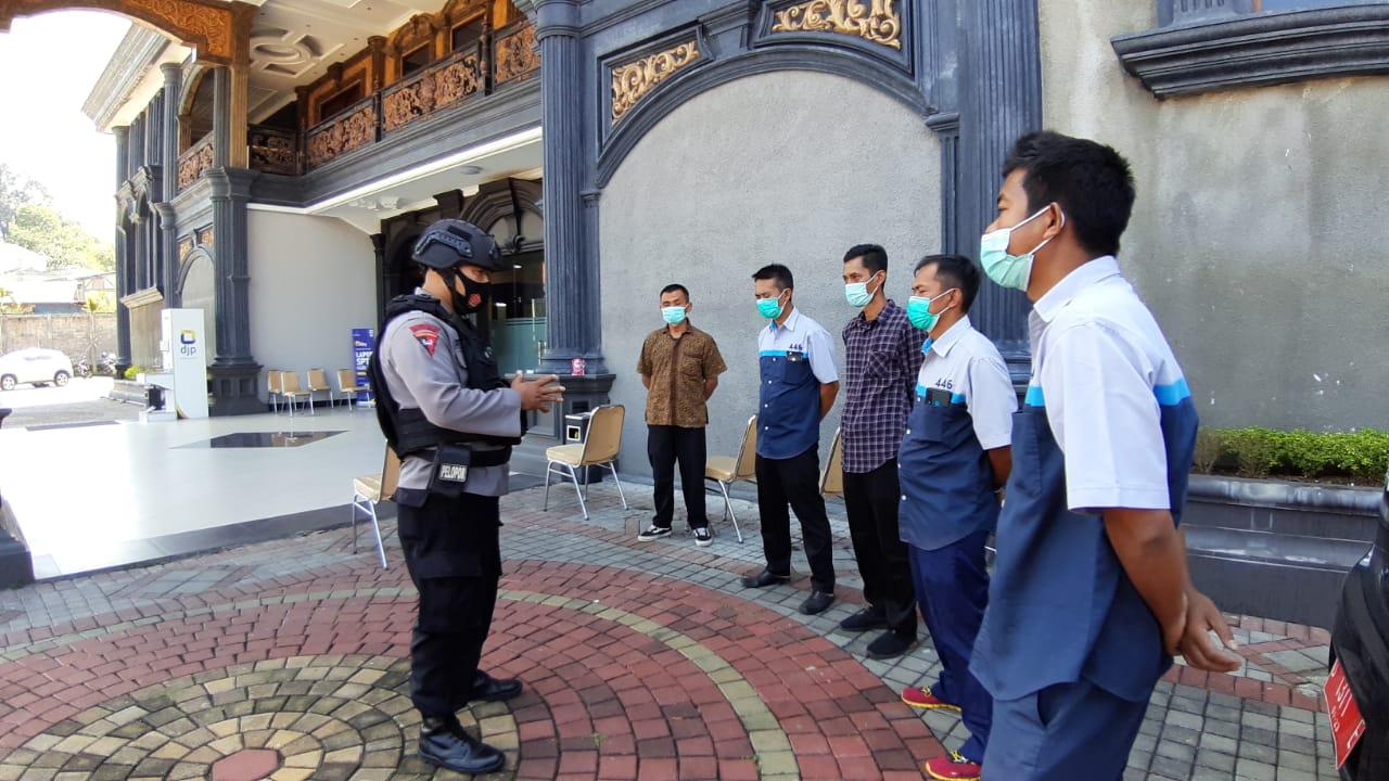 Brimob Jabar Ingatkan Warga Agar Tidak Lalai Terapkan Prokes Di Tengah PPKM