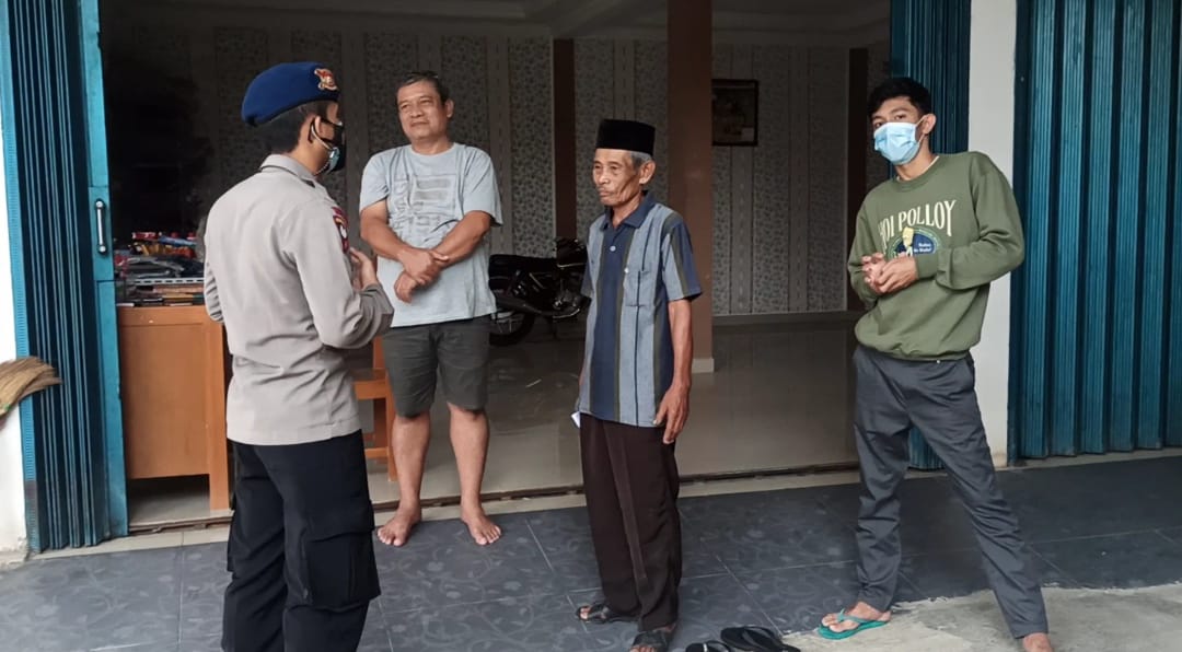 Brimob Jabar Beri Himbauan Protokol Kesehatan Bagi Masyarakat Teluk Jambe