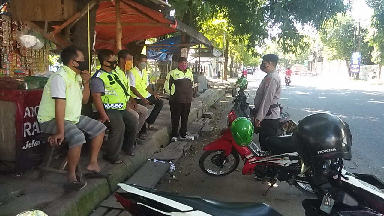 Sampaikan Prokes Di Tengah PPKM, Brimob Jabar Sambangi Warga Kepongpongan
