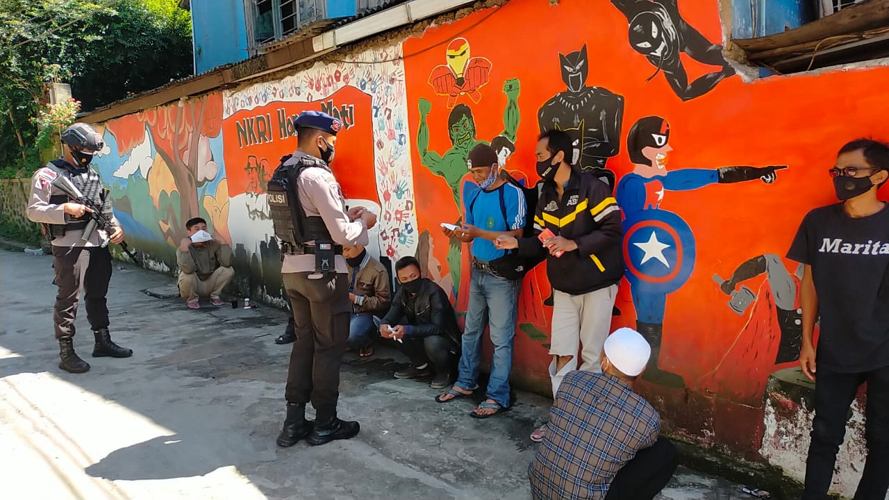 Patroli Covid-19 Brimob Jabar Sampaikan Himbauan Prokes Kepada Masyarakat Cianjur