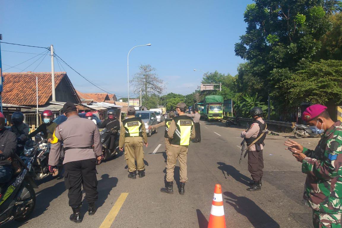 Personil Brimob Polda Jabar, Amankan Penyekatan Dan Penutupan Jalur Pos PAM Kalijaga Saat PPKM Darurat