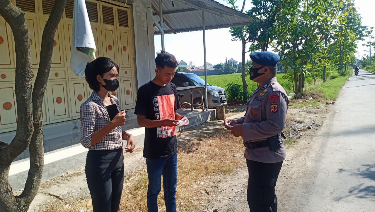 Peduli Kesehatan, Brimob Jabar Bagikan Masker Gratis Kepada Warga Gempol